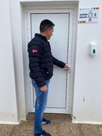 El Ayuntamiento instala nuevas puertas en los vestuarios del pabellón municipal
