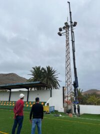 Comienzan las obras para la renovación de la luminaria del campo de fútbol de Haría